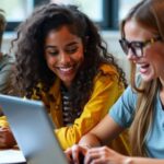 Jovens aprendendo habilidades digitais em sala de aula.