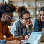 Estudantes usando laptops e tablets