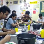 Sala de aula vibrante com alunos engajados no SENAC.