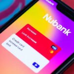 Imagem de um smartphone com o aplicativo Nubank aberto.