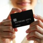 Manos sosteniendo tarjeta de crédito Mastercard.